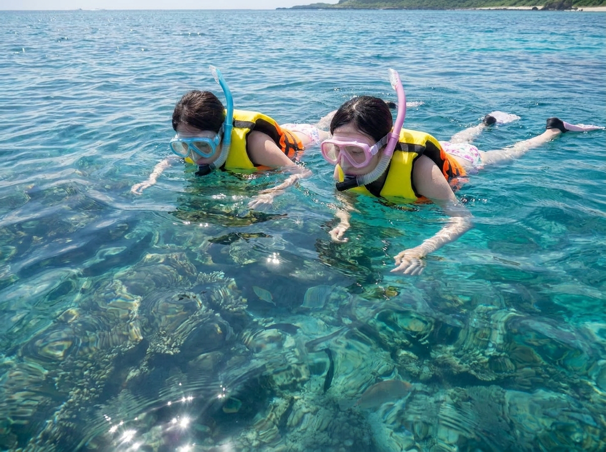 沖縄の海でライフジャケットを着用し水面でスノーケリングを楽しむカップル